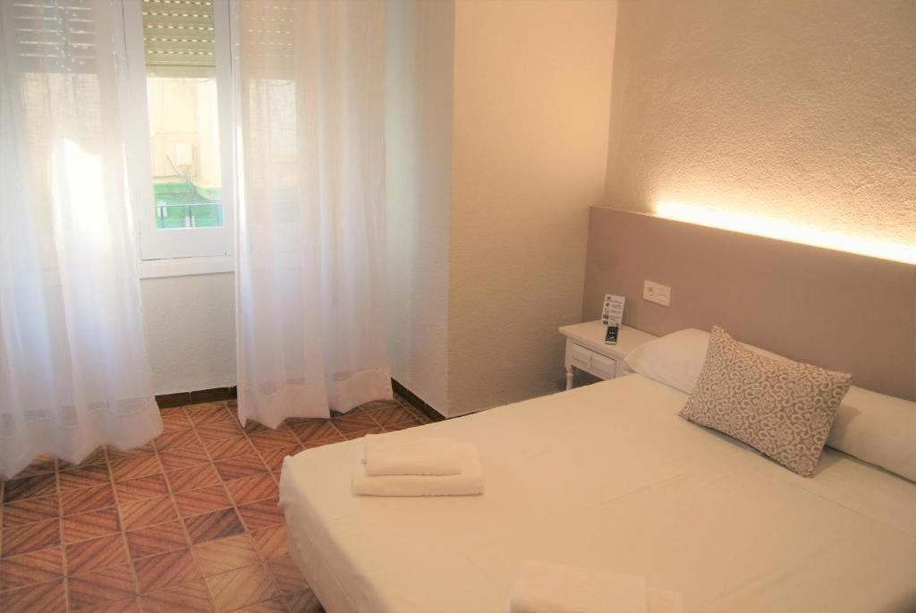 Hostal Tropical موتريل المظهر الخارجي الصورة